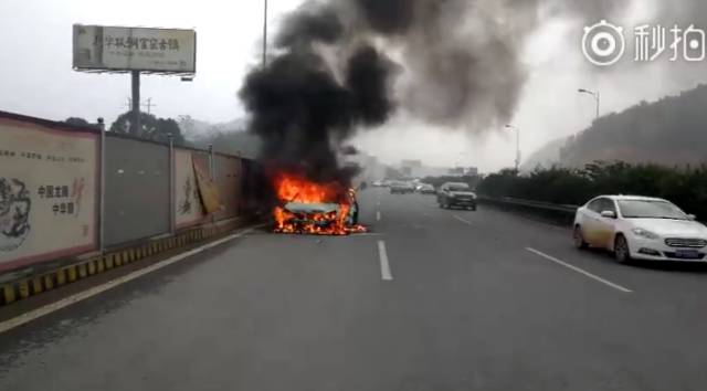 小車自燃長沙交警及時救下司機