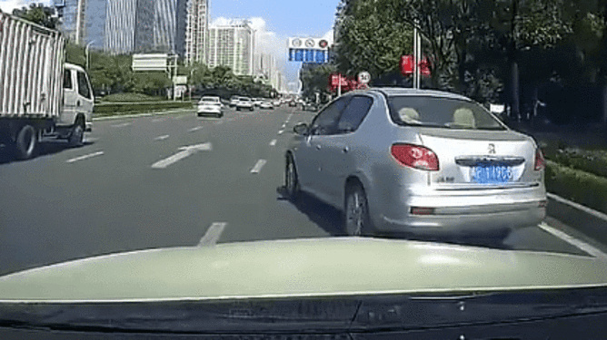 外賣員嫌小車減速擋道竟將車牌掰彎