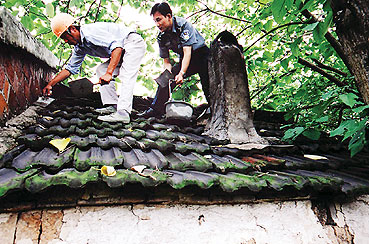 江西一景區(qū)老人在屋頂晾曬農(nóng)作物