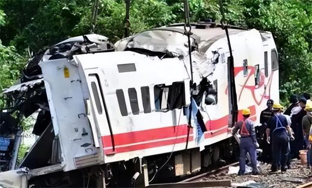 男子開貨車拉著火車車廂自駕游