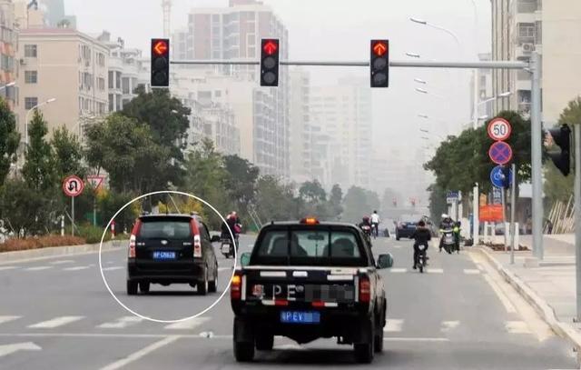 男子路遇“無頭”貨車行駛在路上