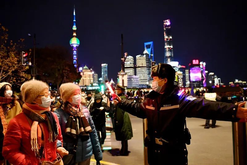 男子跨年夜對近9萬氣球噴射加特林