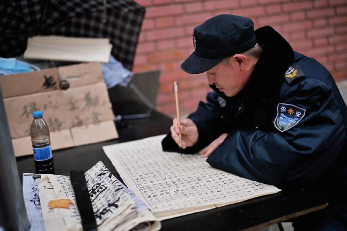 54歲保安自學(xué)書(shū)法成南開(kāi)校園一景