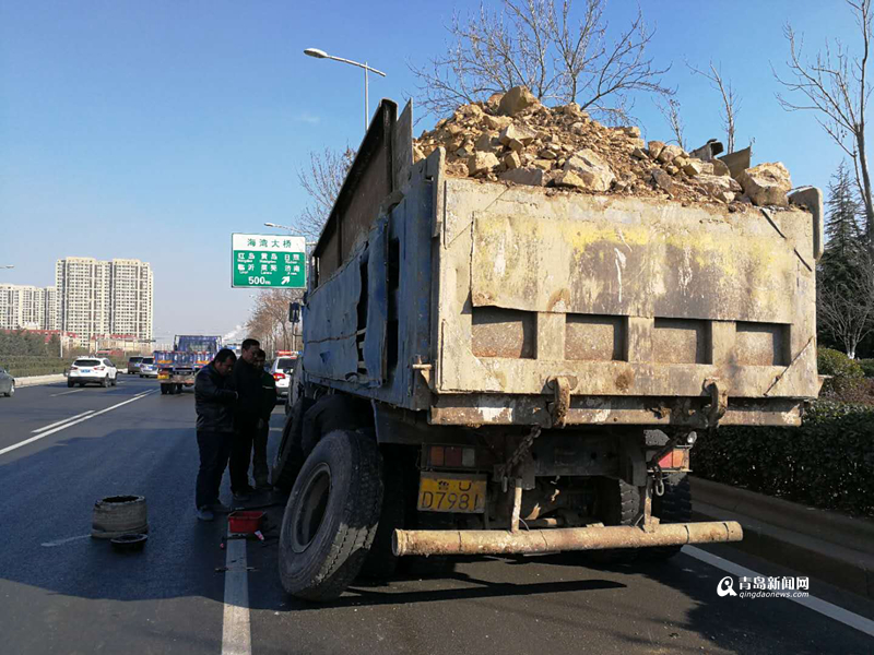 超載渣土車為躲處罰雇人盯梢交警