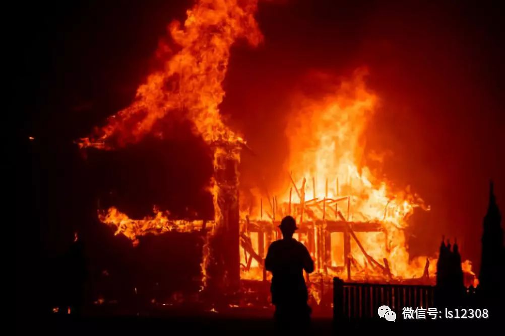 警方在洛杉磯山火地區(qū)實施宵禁