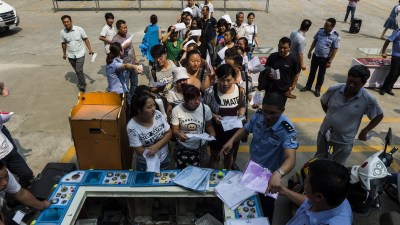 市民排隊(duì)嘗鮮 港人攜行李箱購物