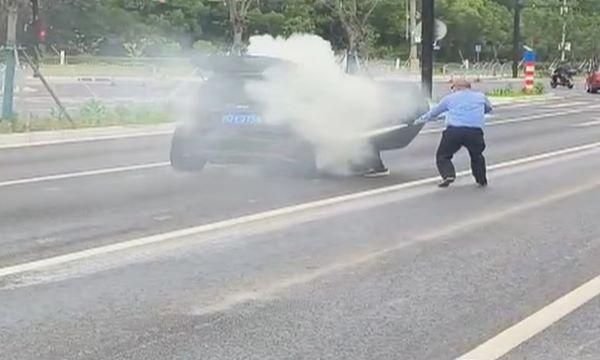 夫妻路遇自燃車輛絲滑配合滅火,仿真實(shí)現(xiàn)技術(shù)_Gold78.81.59