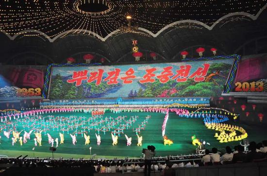 新澳門香港資料大全,金正恩觀看朝鮮新年慶祝大型演出