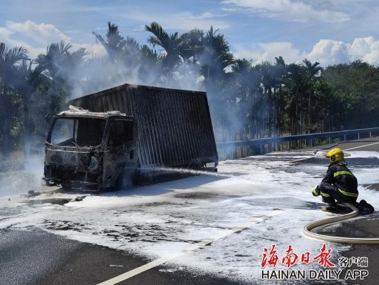 新澳門今晚開什么特肖,貨車高架上起火燒出“火瀑布”