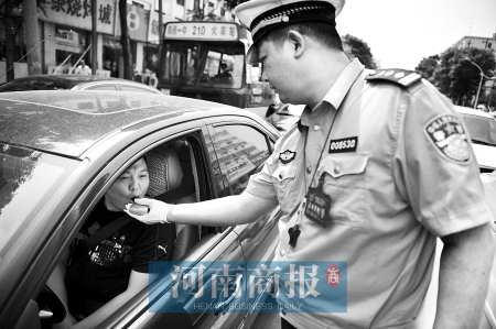 王中王原裝正版四不像,男子無證駕駛被查：以為交警放假了