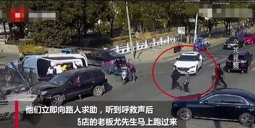 澳門正版精準(zhǔn)免費大全龍門客棧,女孩被壓車底 眾人抬車救人