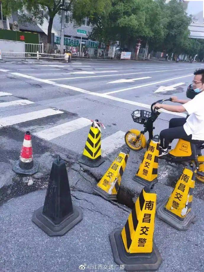 新澳門今天晚上出什么碼,女子過(guò)馬路遭壓路機(jī)輾壓身亡