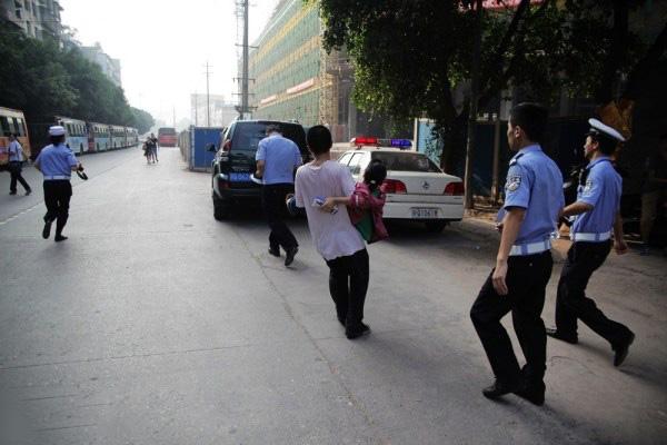 香港六給彩開獎結果八百圖庫,深圳一男子在地鐵暈倒 乘客接力相助