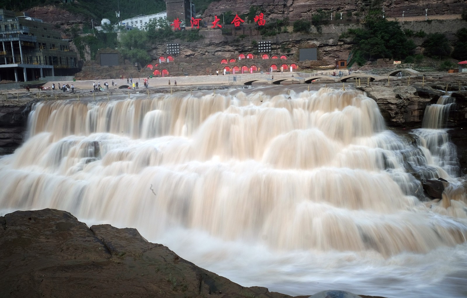 澳門天天彩免費資料大新版,網(wǎng)紅冰瀑布大塊冰柱掉落 游客奔逃